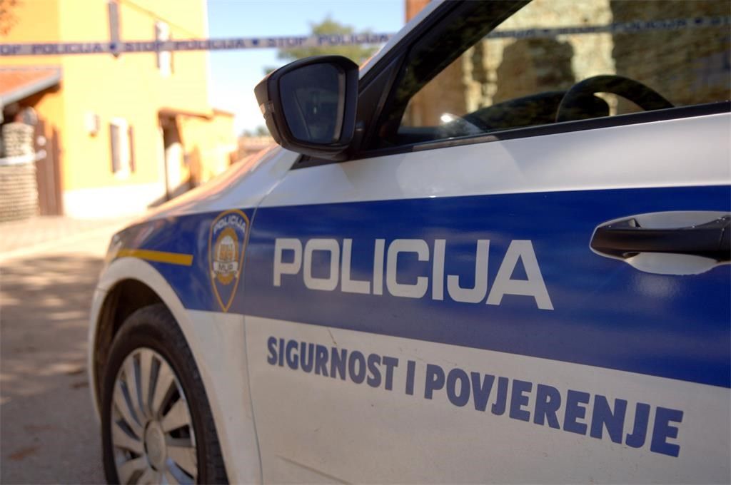 Policija utvrđuje okolnosti nastanka požara stana u Besenghijevoj ulici u Puli